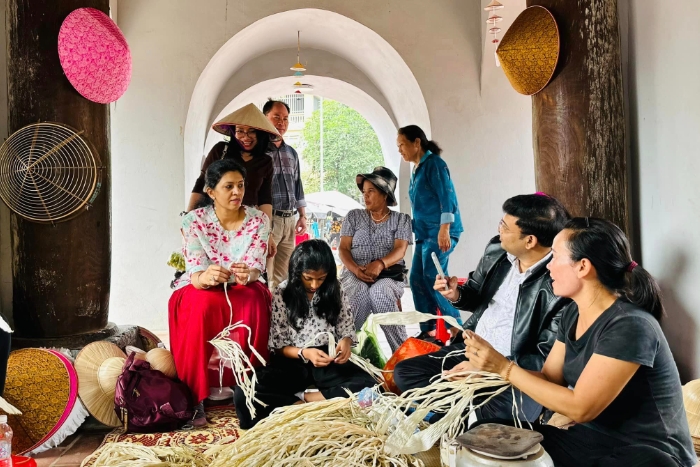 Experience making conical hats in Chuong village, Hanoi